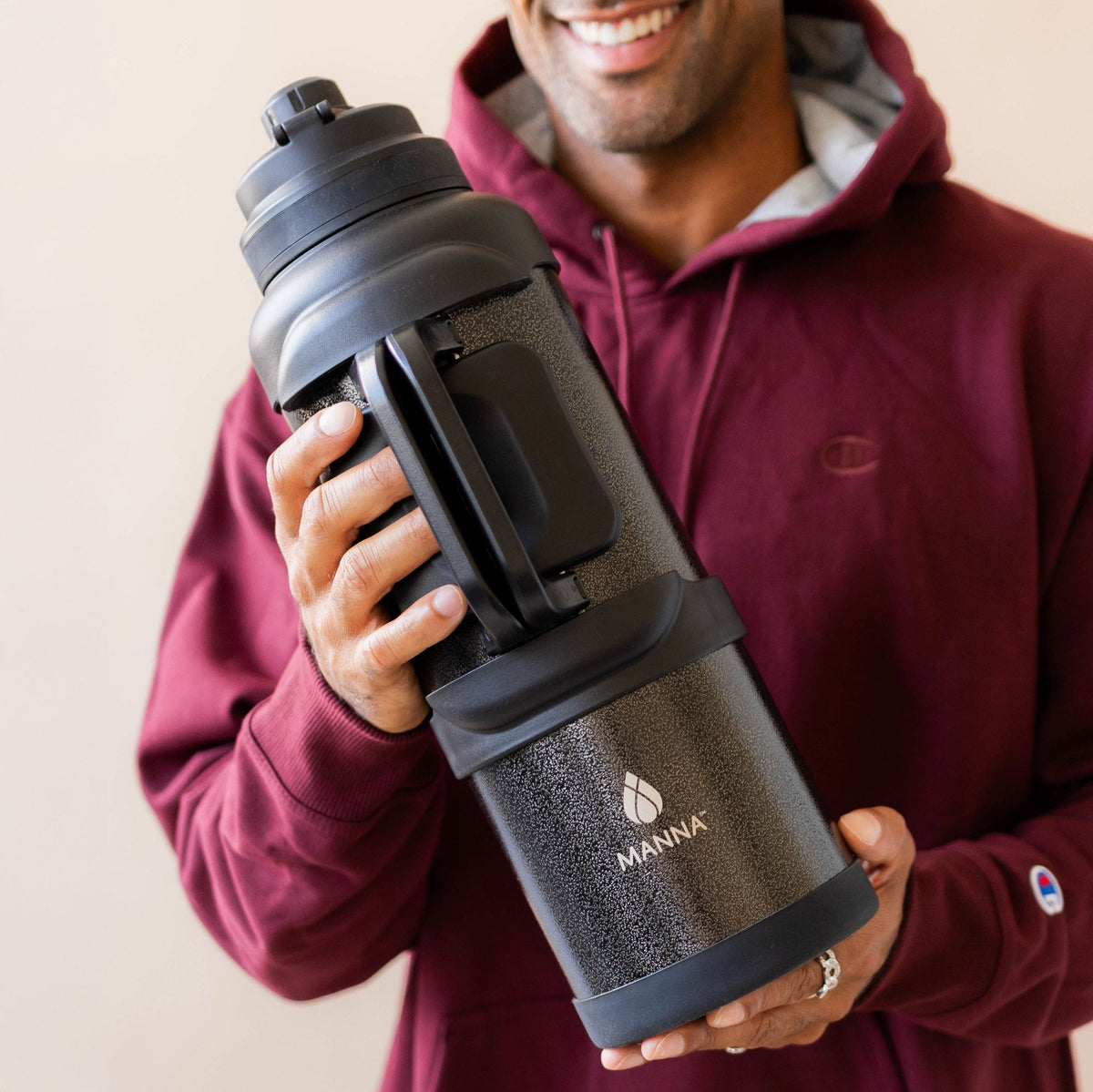 4l-titan-bottle-135-oz-n3 5Manna_Website_Lifestyles-29.jpg